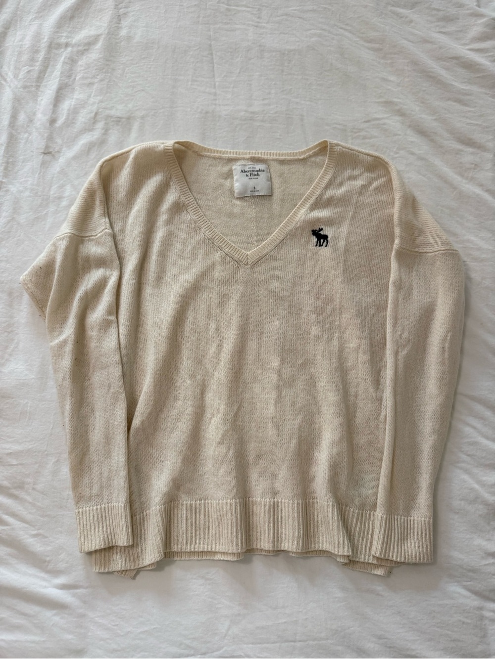 Abercrombie & Fitch women’s Cream V-Neck Sweater
